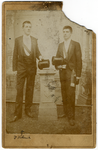 805318 Portret van twee studenten aan de universiteit te Utrecht: links J.W. Wicherink, oprichter van de Utrechtsche ...